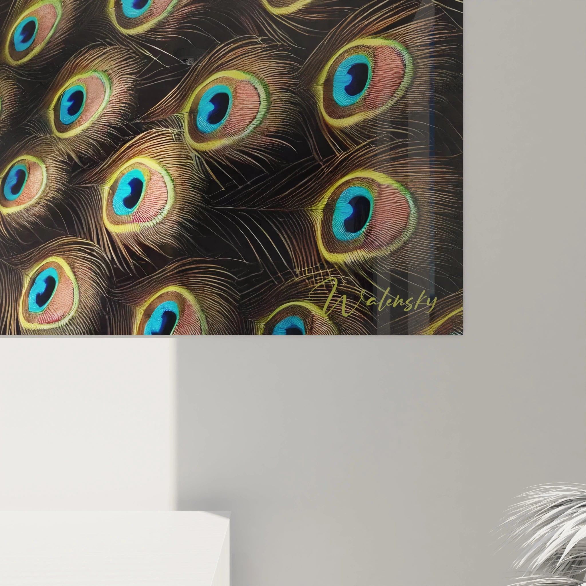 Découvrez de près ce tableau paon, où chaque plume révèle des détails minutieux. Le mélange de bleu, vert et or sur fond noir ajoute profondeur et élégance à toute pièce.