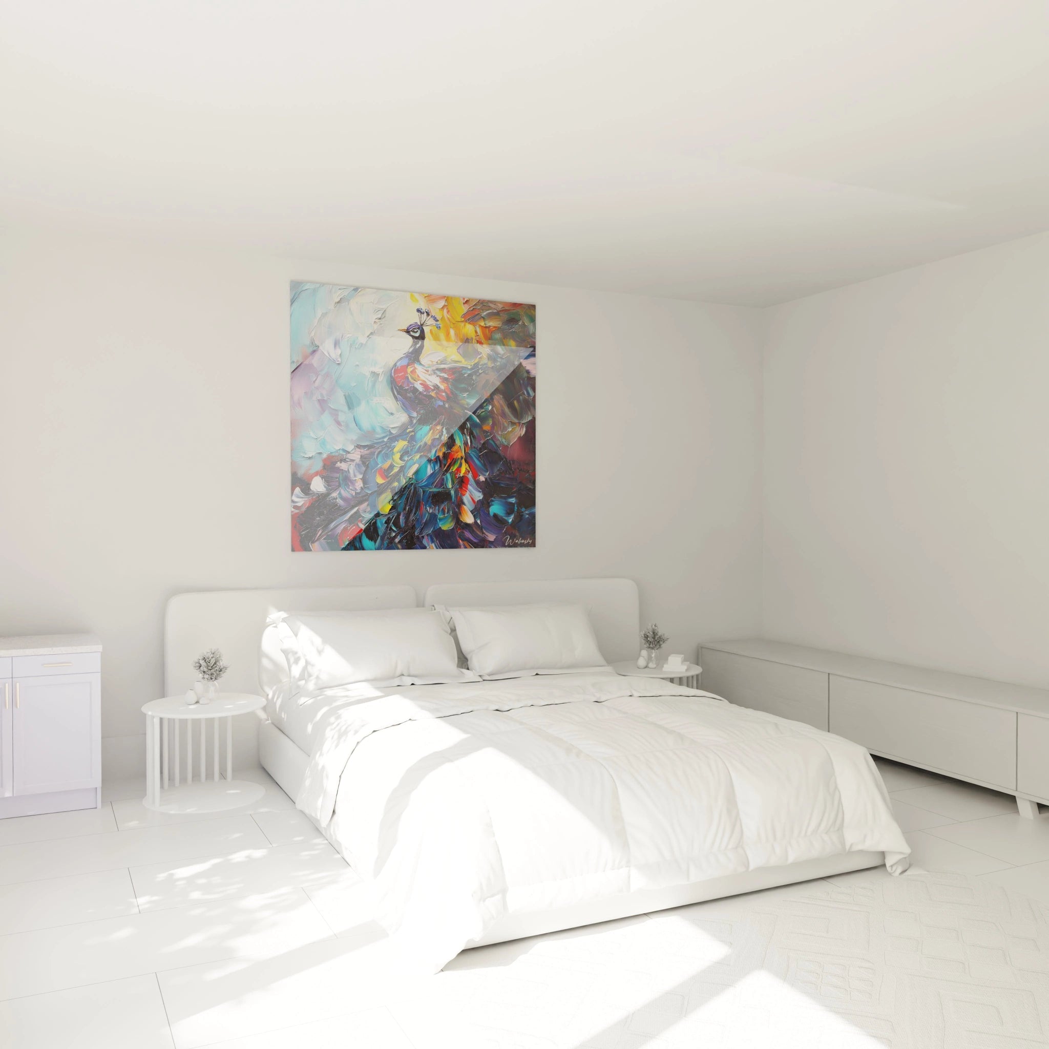 Tableau paon coloré Walensky accroché au-dessus d'un lit blanc dans une chambre moderne et lumineuse