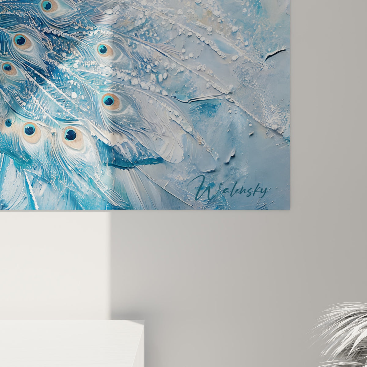Empâtements blancs et bleus du plumage du paon, matière épaisse et coulures visibles de près