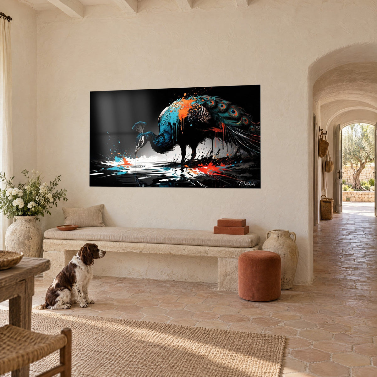 Tableau oiseau aux plumes d'yeux turquoise et coulures orange sur fond noir, un spaniel assis, mas provençal en trois-quarts