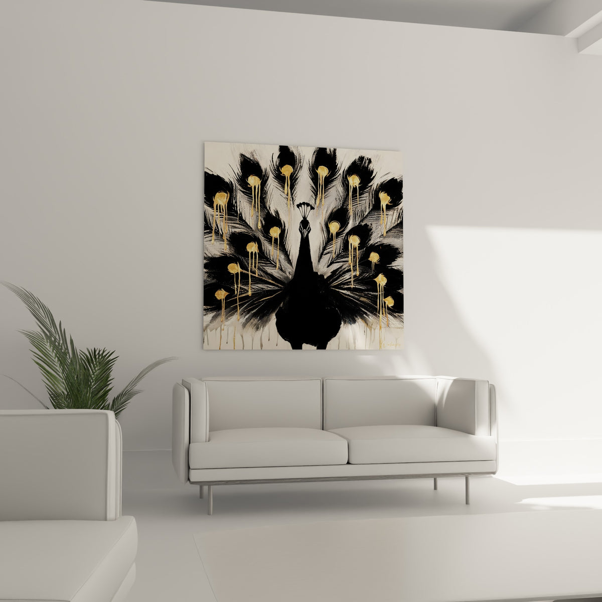 Roue de paon noire aux coulures dorées accrochée au-dessus d'un canapé dans un salon lumineux