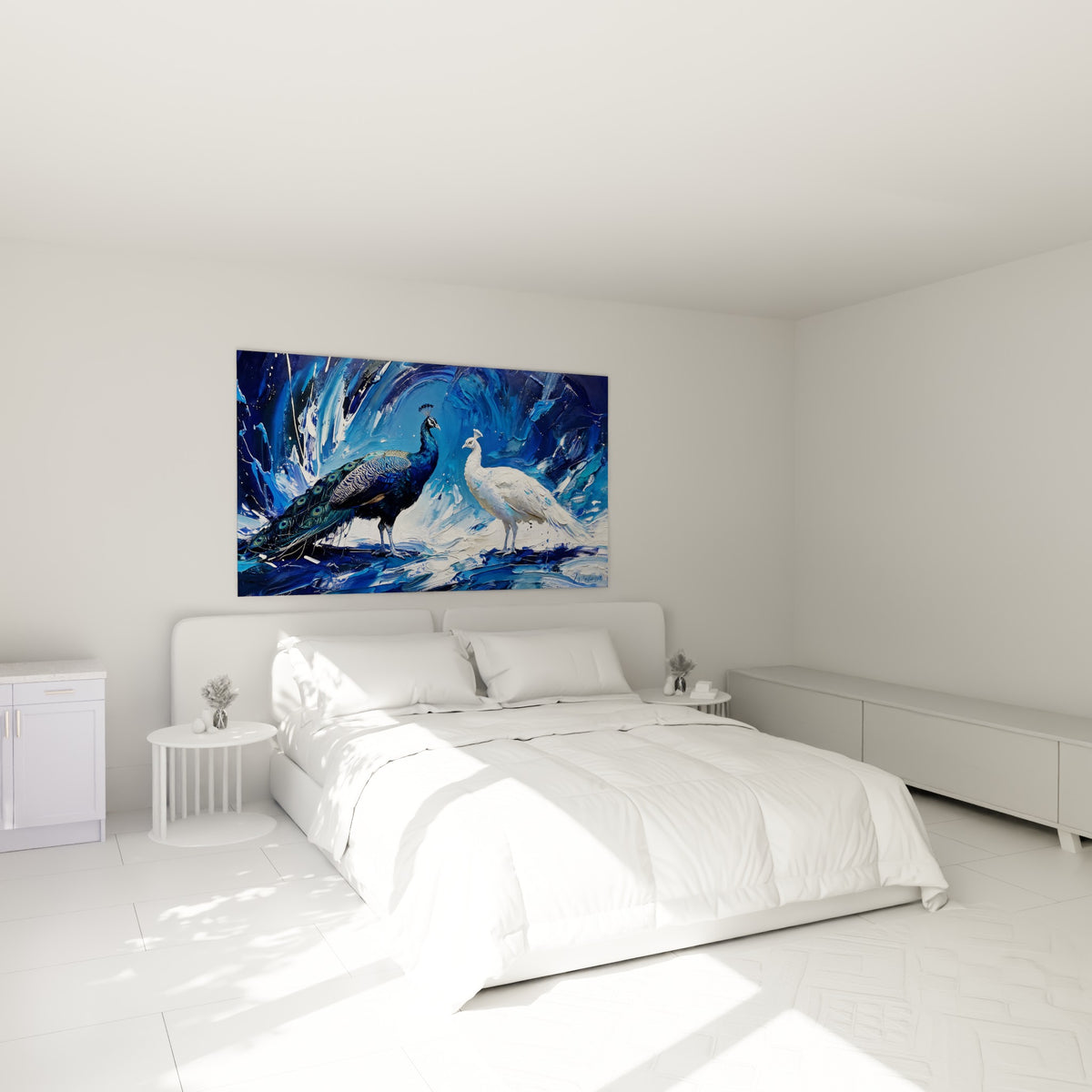Paons bleu nuit et blanc immaculé en pleine confrontation, accrochés au-dessus d'un lit dans une chambre claire