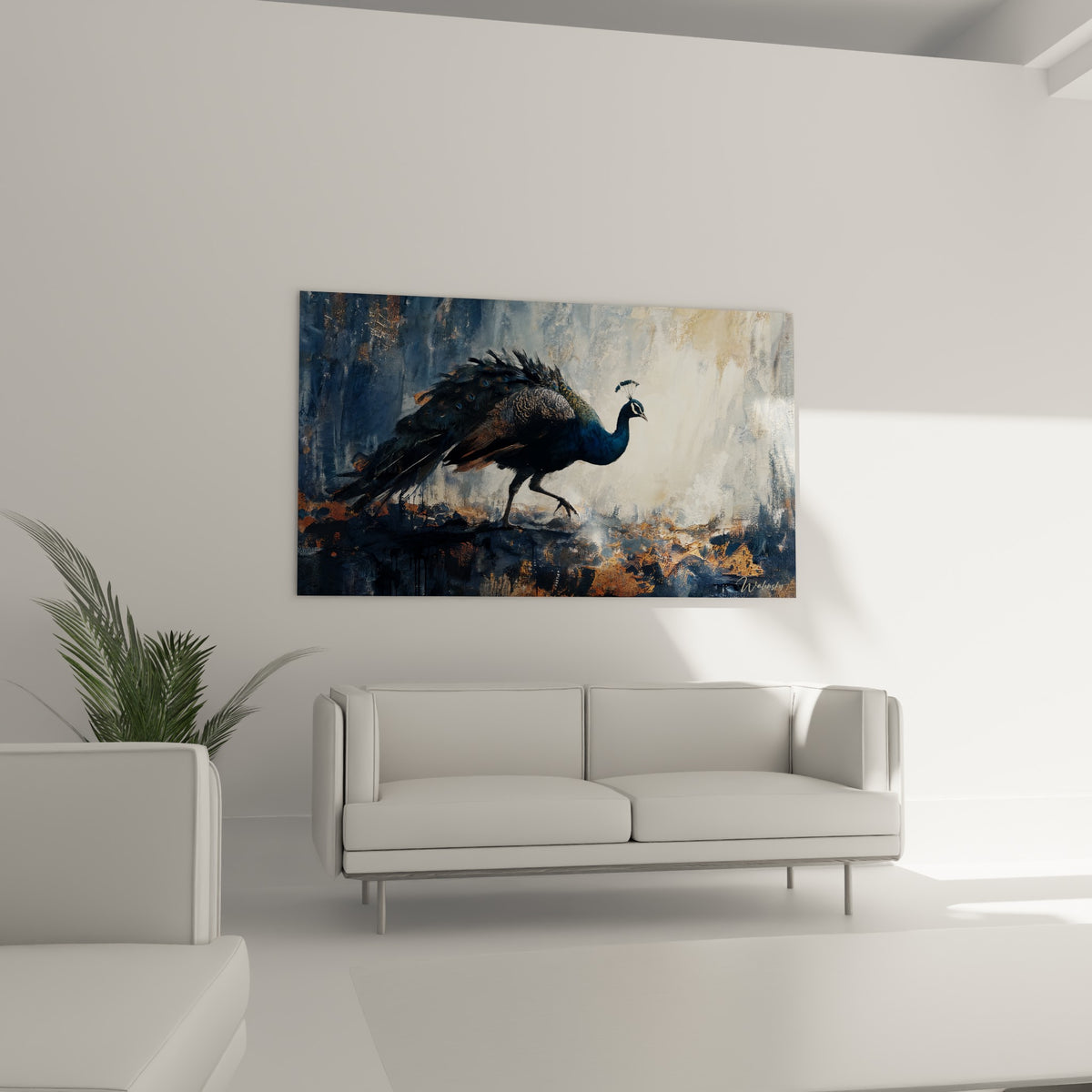 Paon anthracite et doré saisi en mouvement, plumes ocellées détaillées, au-dessus d'un canapé dans un salon lumineux