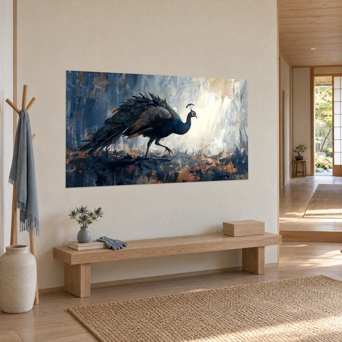 Gemälde Vogel mit schwarzem Federschopf, Indigo-Gefieder und Rosttöne auf blassem Hintergrund, schräg von der Seite gesehen in einem Japandi-Flur