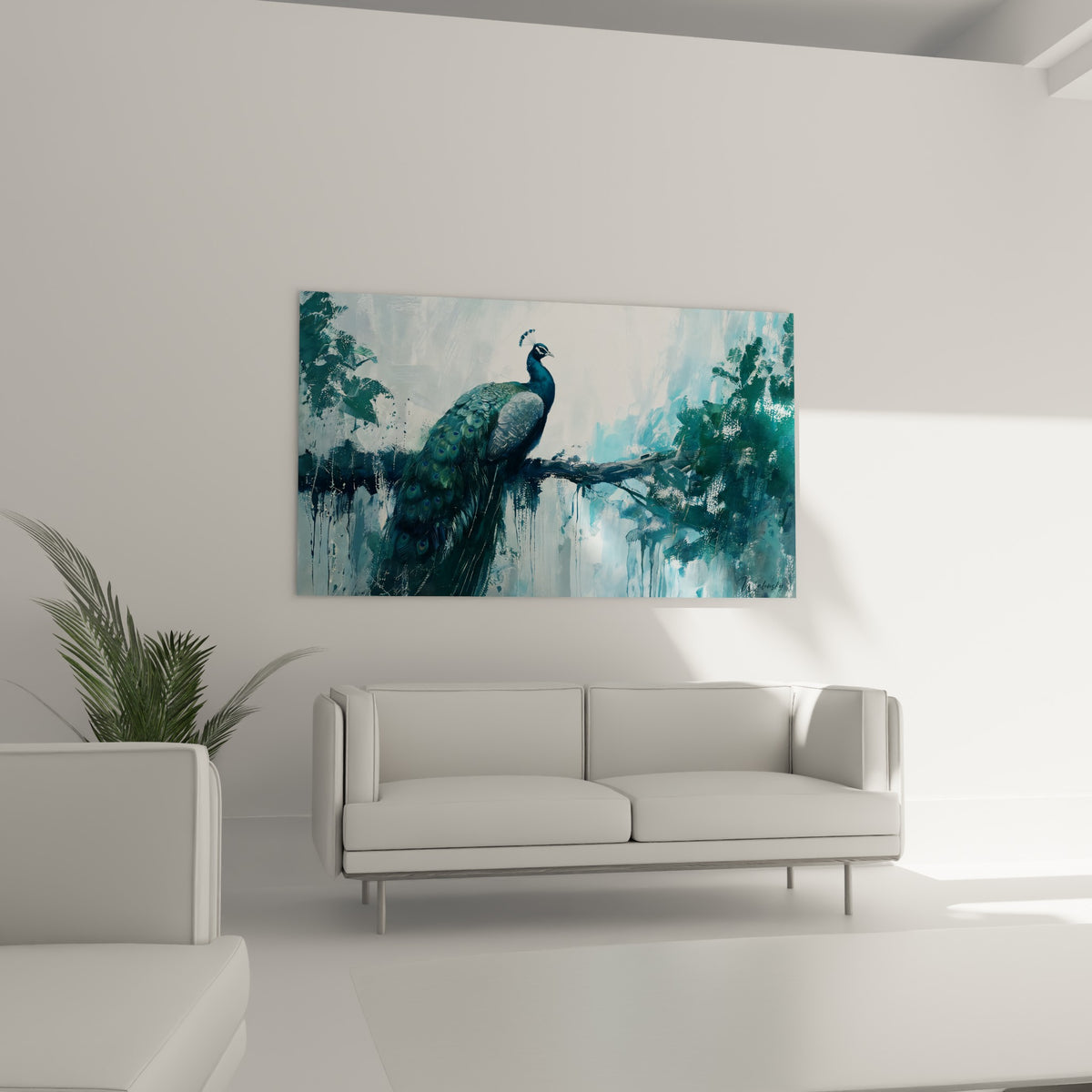 Oiseau majestueux aux teintes bleu marine et ocellées vertes, accroché au-dessus d'un canapé dans un salon lumineux