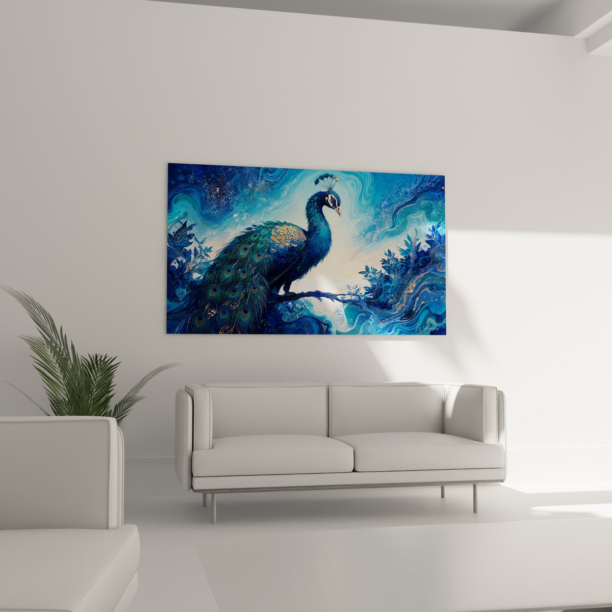 Oiseau majestueux aux teintes turquoise et ocre placé au-dessus d'un canapé dans un salon lumineux