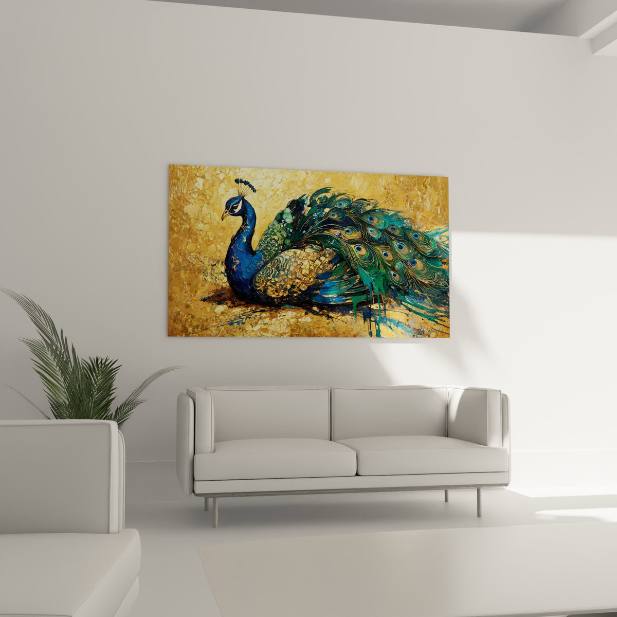 Cou bleu marine du paon et ocelles émeraude visibles au-dessus d'un canapé dans un salon lumineux