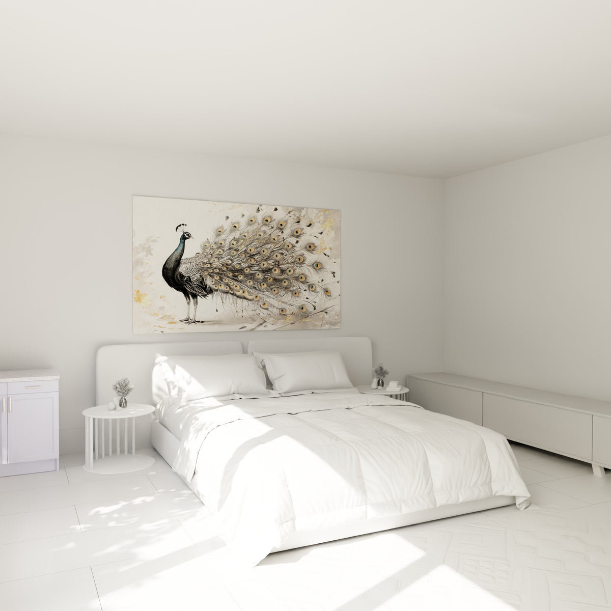 Plumage bleu nuit et doré du paon déployé au-dessus d'un lit dans une chambre claire