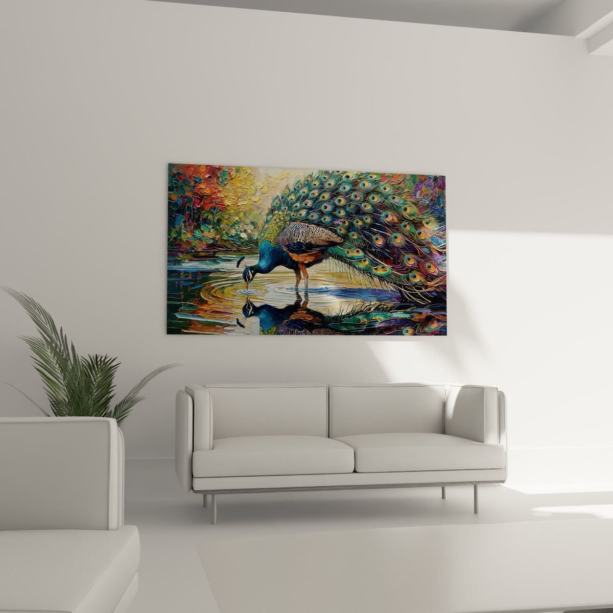 Reflet du paon aux ocelles vert émeraude et doré au-dessus d'un canapé dans un salon lumineux