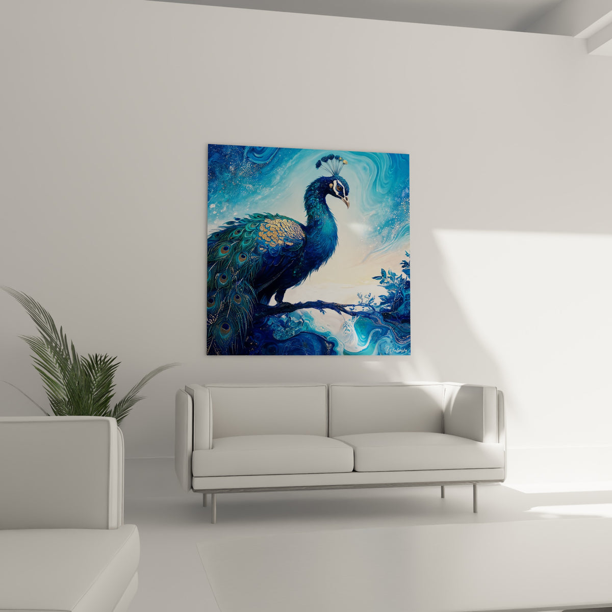 Paon bleu nuit et ocre perché sur une branche, accroché au-dessus d'un canapé dans un salon lumineux