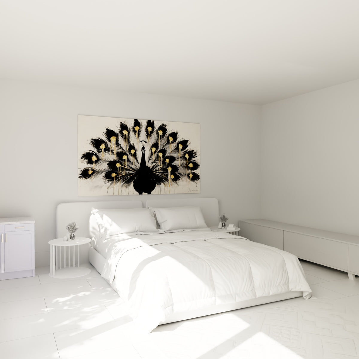 Paon noir aux coulures dorées accroché au-dessus d'un lit dans une chambre claire