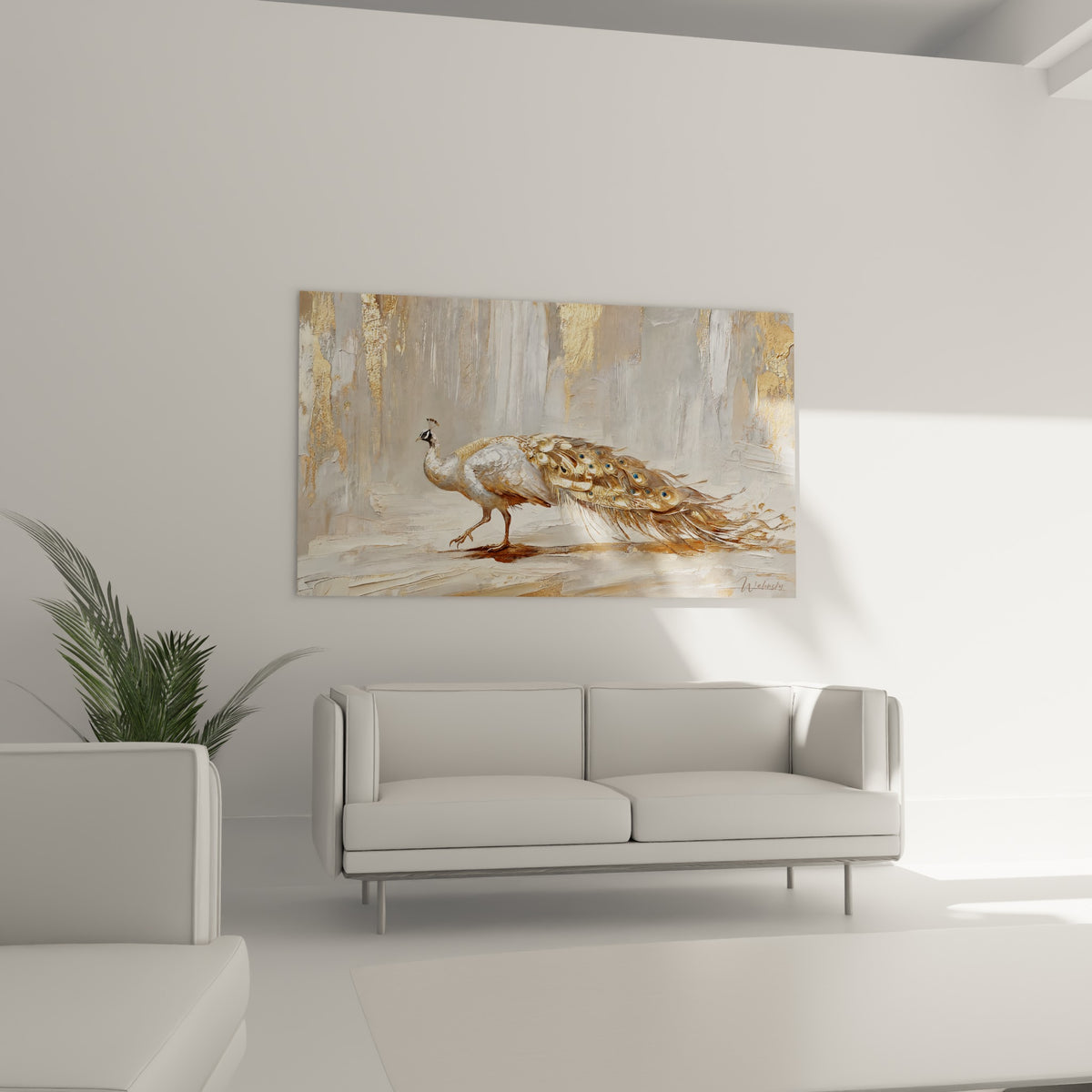 Plumage doré et blanc du paon aux reflets métalliques, suspendu au-dessus d'un canapé dans un salon lumineux