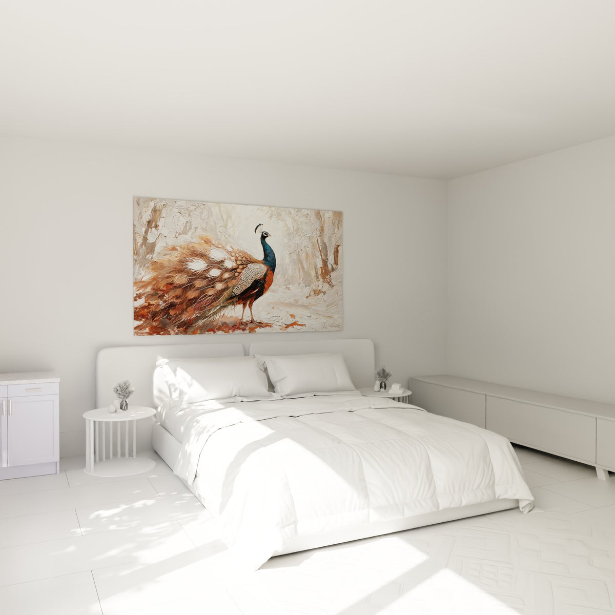 Paon cuivré au plumage déployé accroché au-dessus d'un lit dans une chambre claire