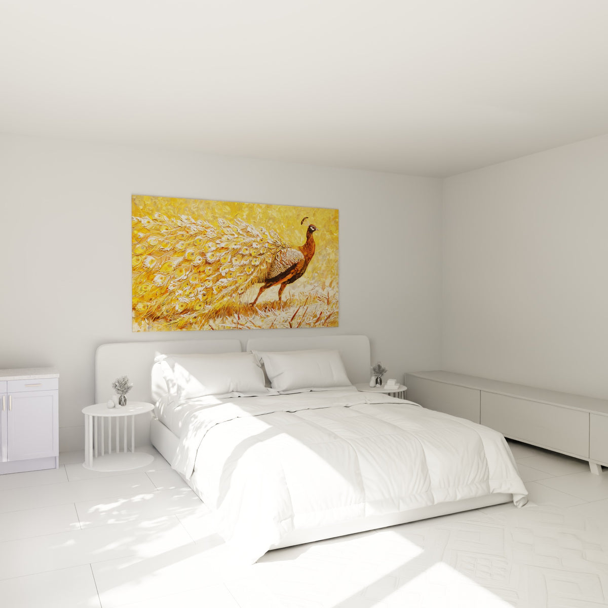 Plumage doré et blanc du paon en roue, accroché au-dessus d'un lit dans une chambre claire