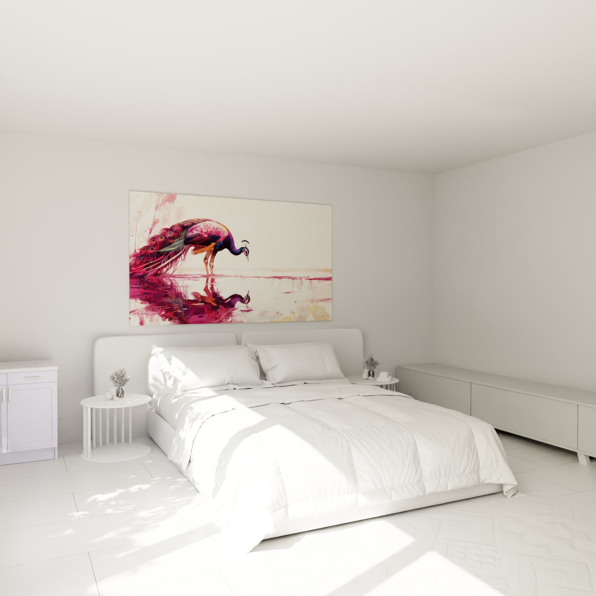 Silhouette du paon rose et bleu se reflétant dans l'eau, accrochée au-dessus d'un lit dans une chambre claire