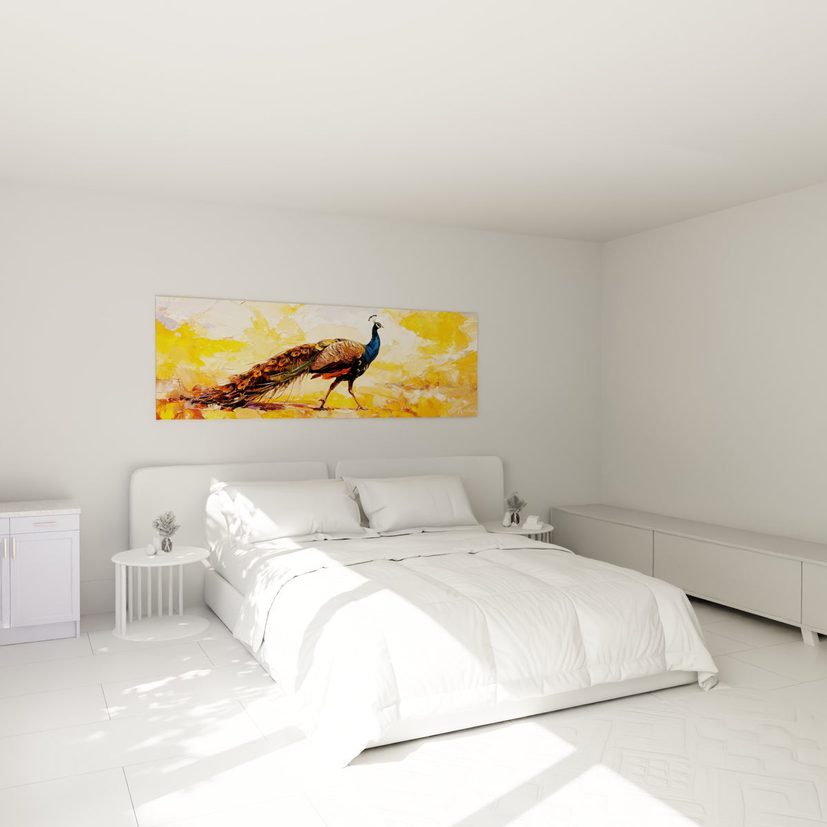 Silhouette de paon aux plumes ocellées brunes et bleu profond au-dessus d'un lit dans une chambre claire