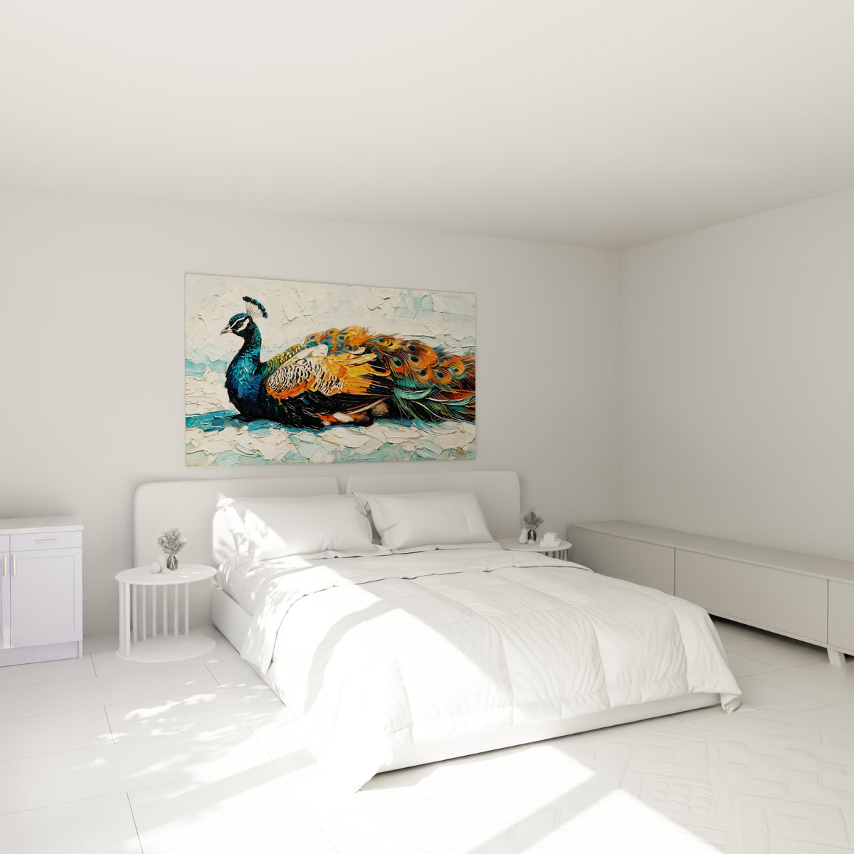 Oiseau royal aux ocelles orangés peint en relief, au-dessus d'un lit dans une chambre claire