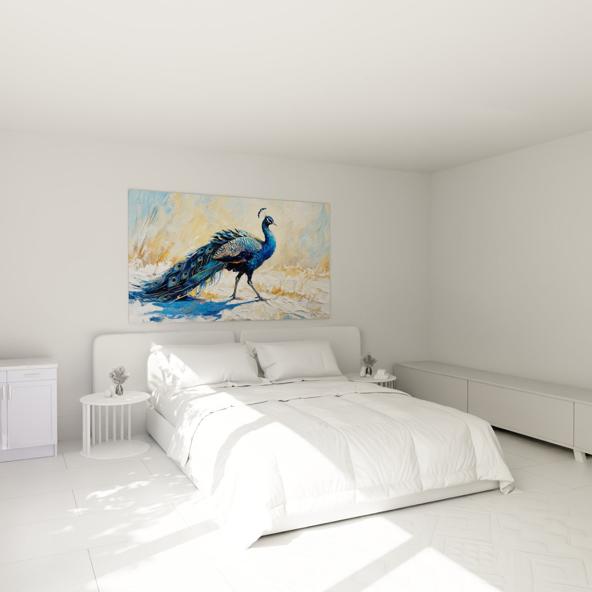 Paon aux plumes bleu profond et dorées traversant la neige, accroché au-dessus d'un lit dans une chambre claire