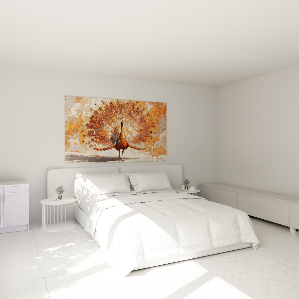 Roue de paon cuivrée et ocre accrochée au-dessus d'un lit dans une chambre claire