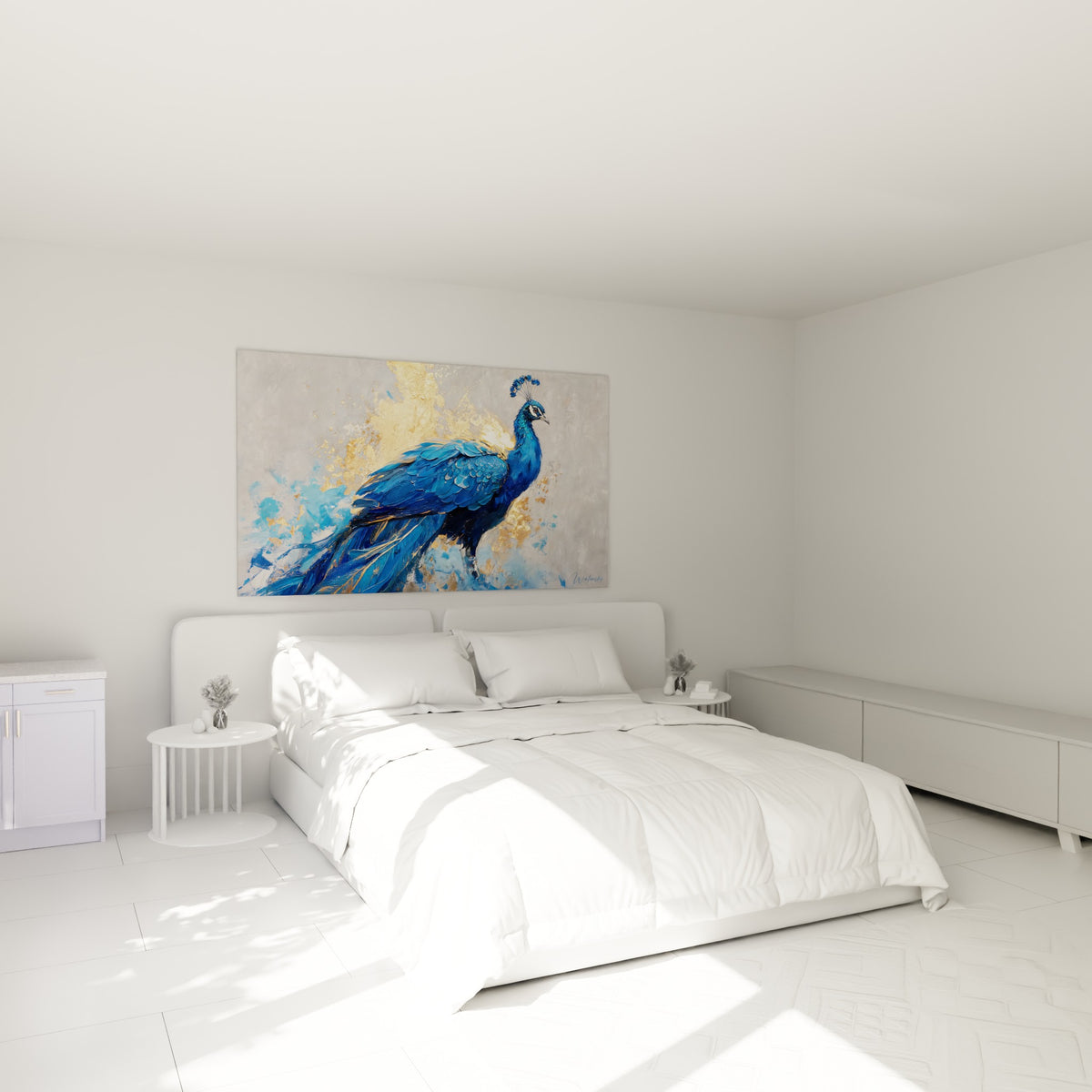 Paon bleu et doré déployant sa queue, accroché au-dessus d'un lit dans une chambre claire