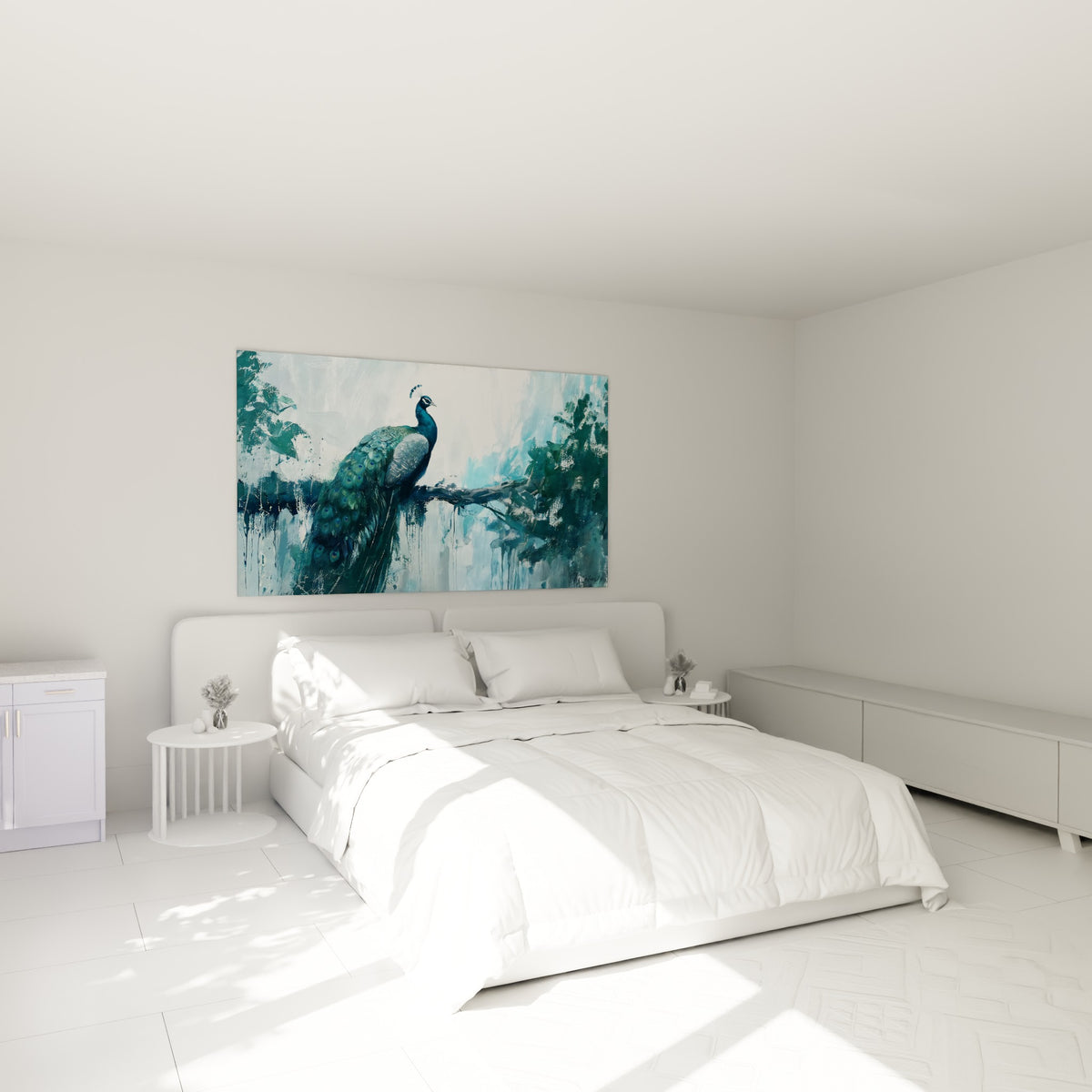 Plumage bleu et vert du paon déployé avec grâce, accroché au-dessus d'un lit dans une chambre claire