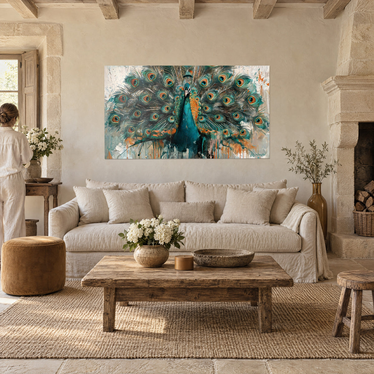 Plumes turquoise et ocre du paon accrochées au-dessus d'un lit dans une chambre claire