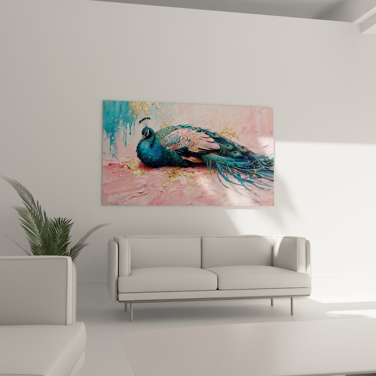 Paon doré et turquoise au plumage déployé, suspendu au-dessus d'un canapé dans un salon lumineux