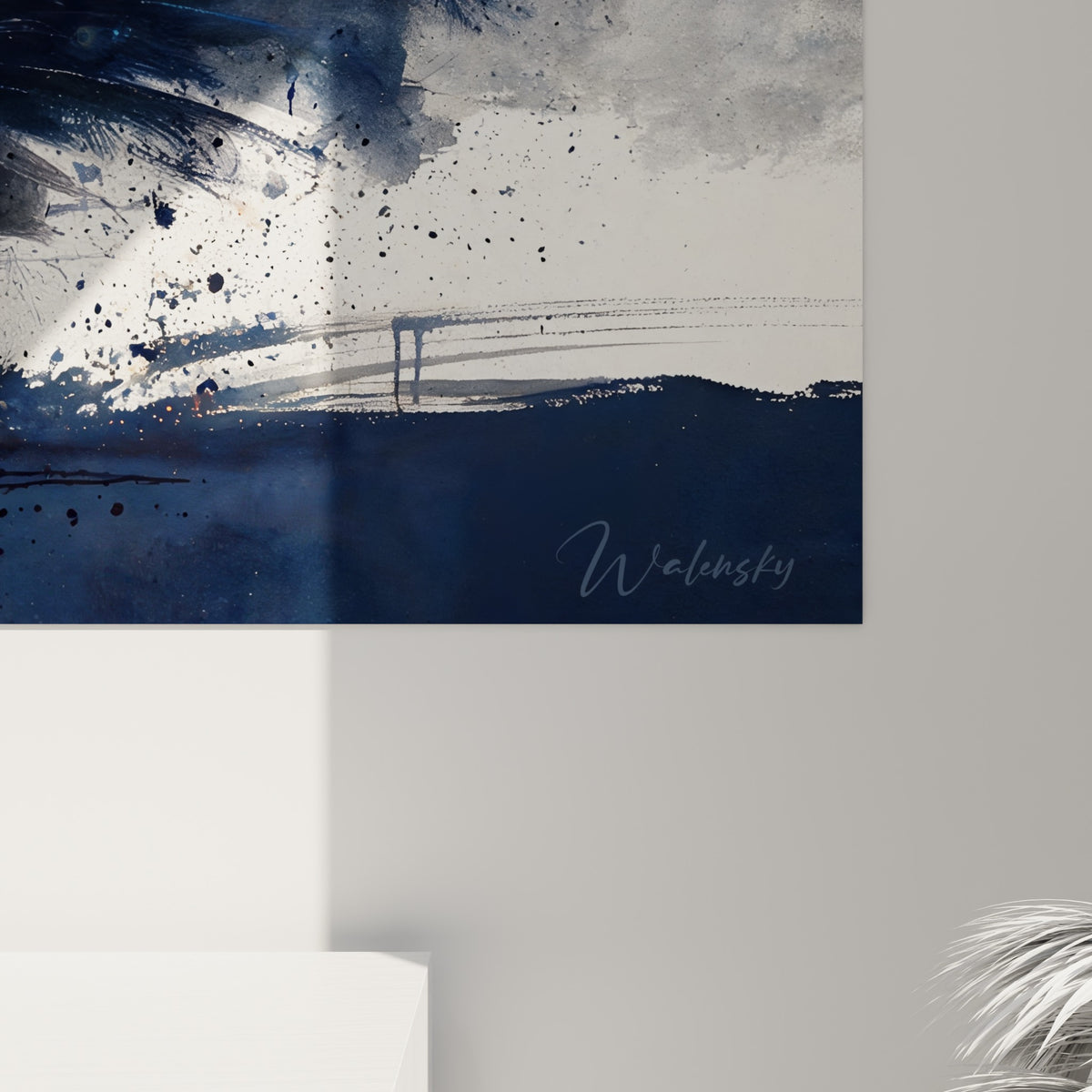 Détail des plumes bleu marine du paon, coulures d'encre grise et touche orangée visibles de près