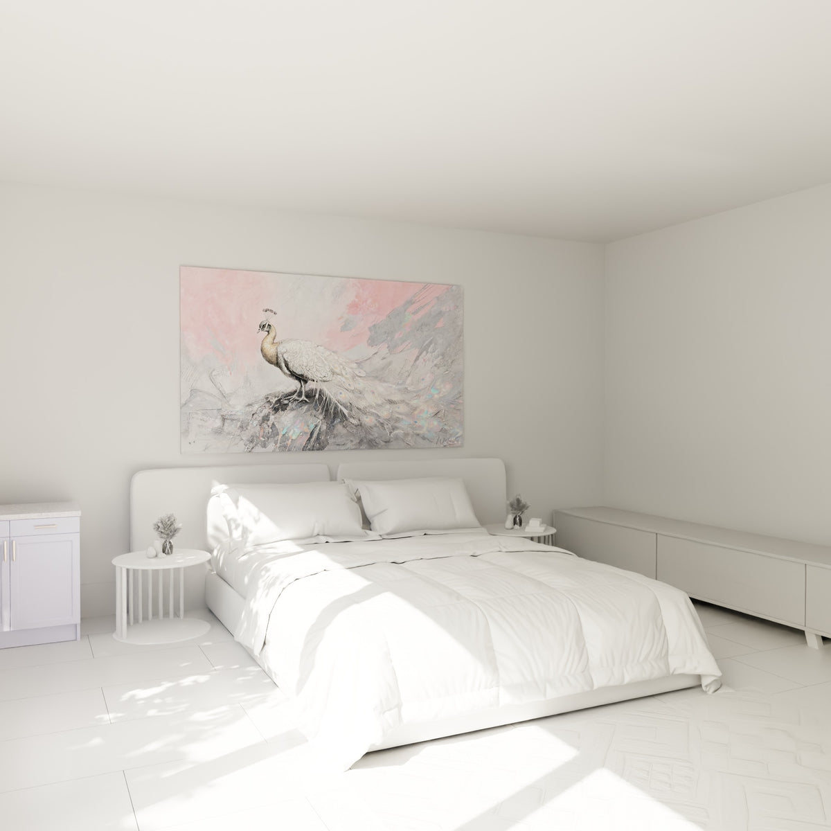 Silhouette du paon aux plumes nacrées, teintes roses et grises, accrochée au-dessus d'un lit dans une chambre claire