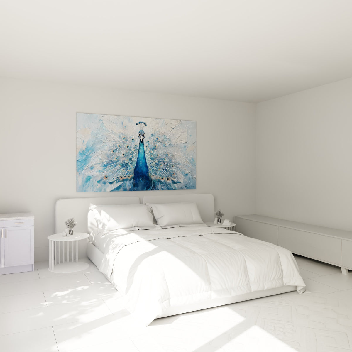 Paon bleu marine aux plumes blanches givrées, accroché au-dessus d'un lit dans une chambre claire
