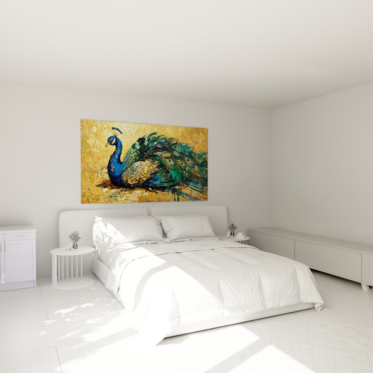 Plumes turquoise et dorées du paon accrochées au-dessus d'un lit dans une chambre claire et épurée