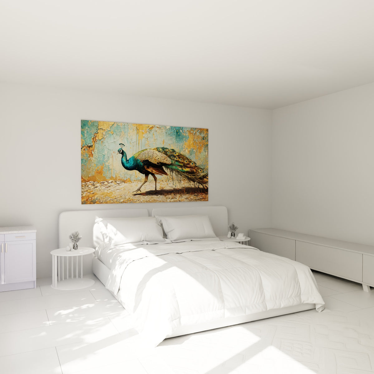 Oiseau royal aux couleurs bleu profond et or déployant sa traîne au-dessus d'un lit dans une chambre claire