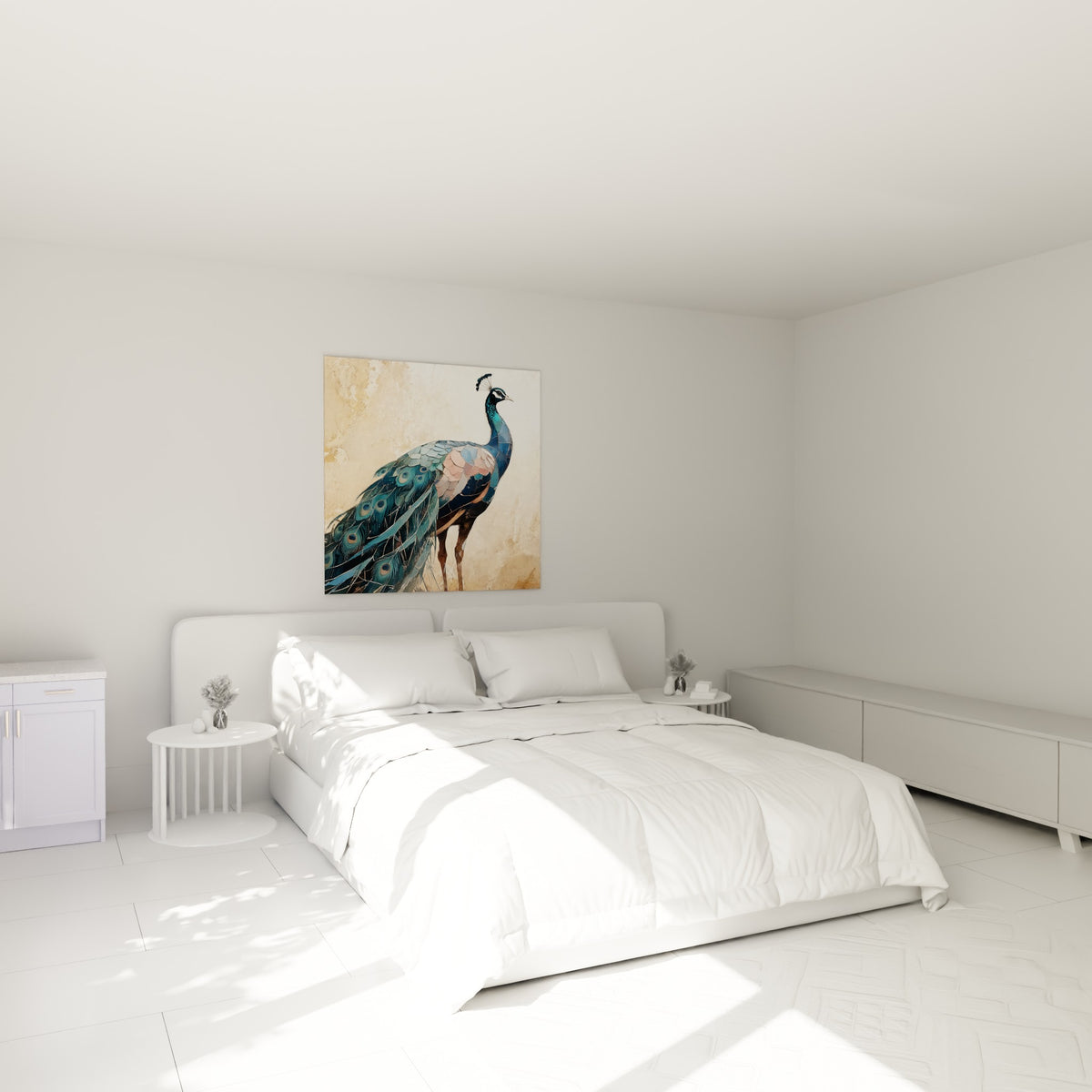 Paon aux plumes turquoise et roses déployées, accroché au-dessus d'un lit dans une chambre claire