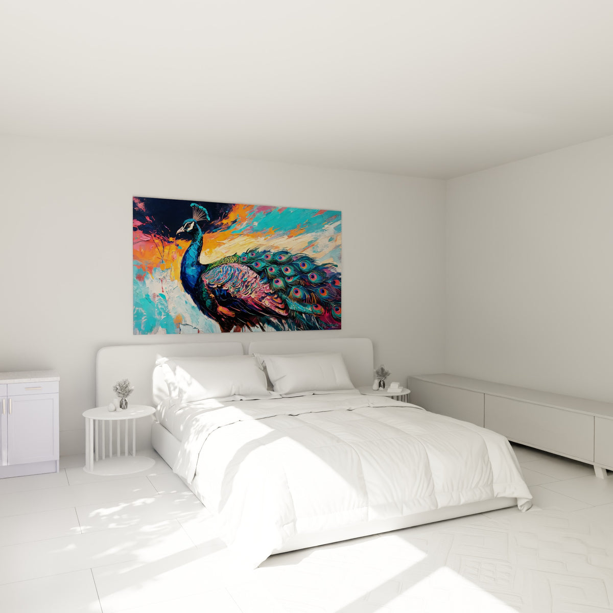 Paon bleu marine et orange à la queue ocellée, accroché au-dessus d'un lit dans une chambre claire