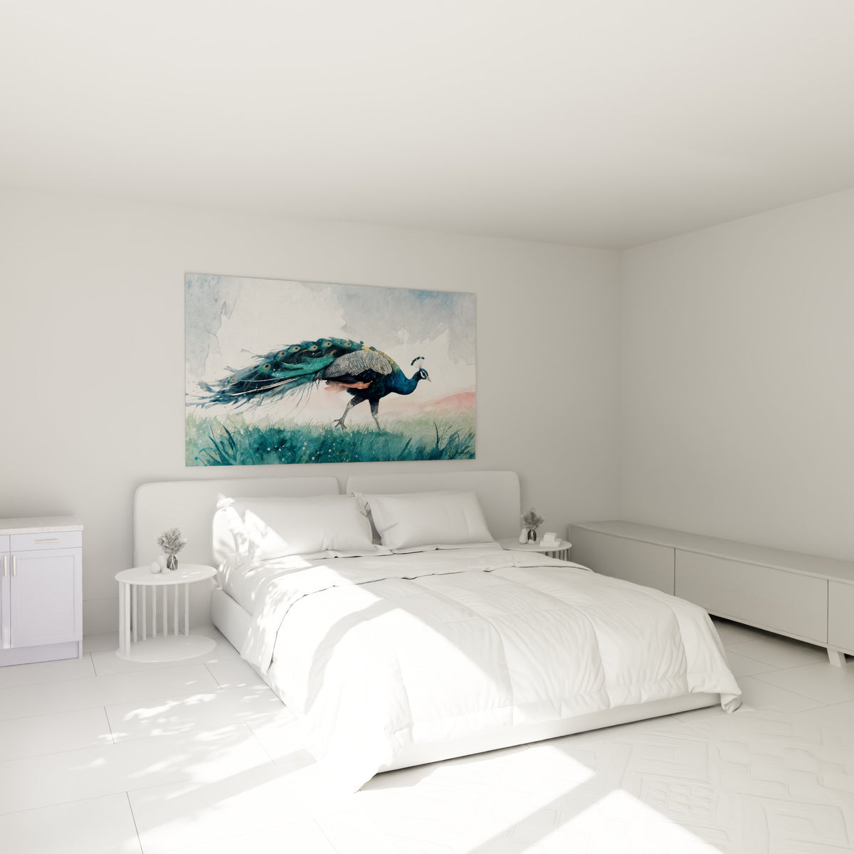 Paon aux plumes vertes et dorées peint à l'aquarelle, au-dessus d'un lit dans une chambre claire