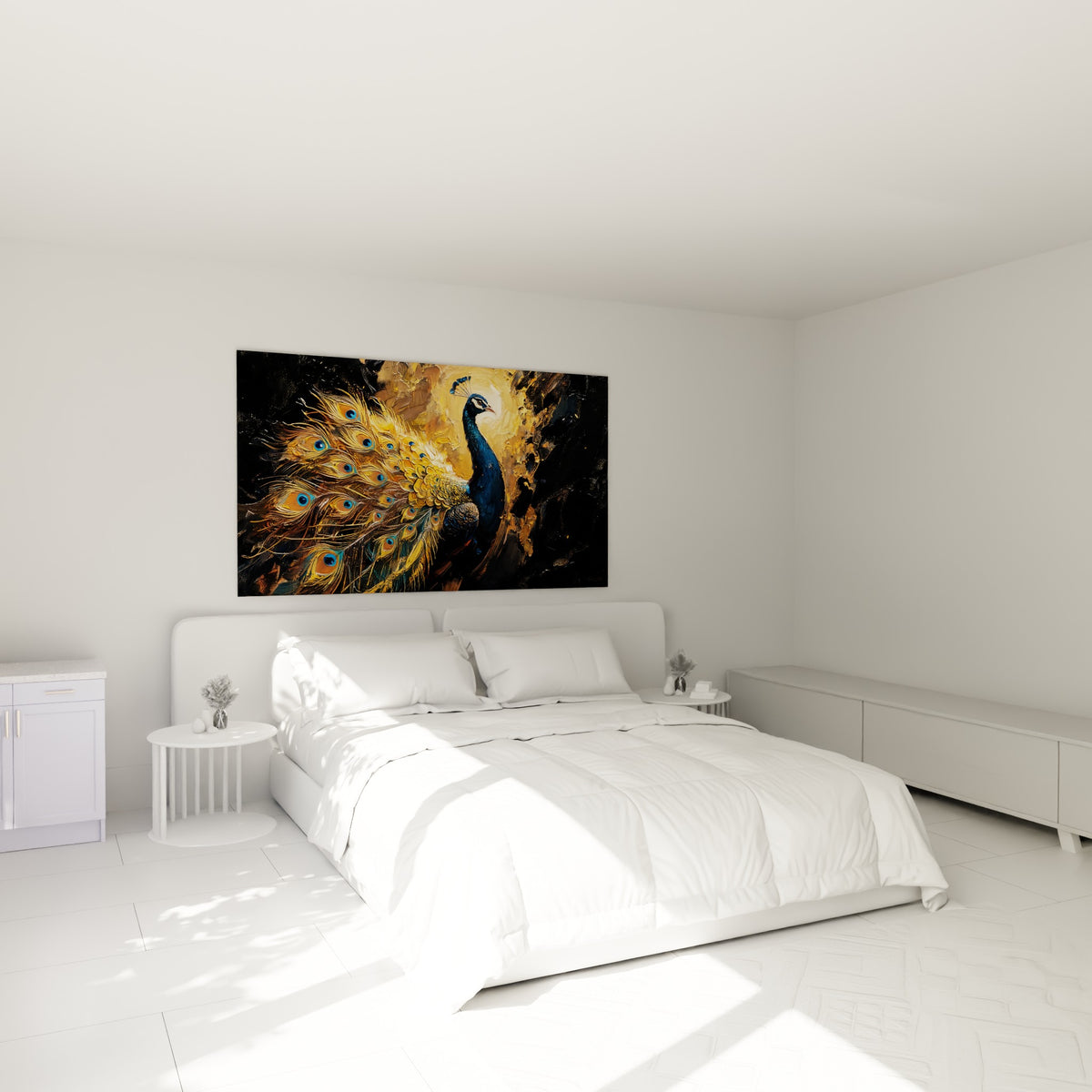 Paon aux plumes dorées et bleu nuit accroché au-dessus d'un lit dans une chambre claire.