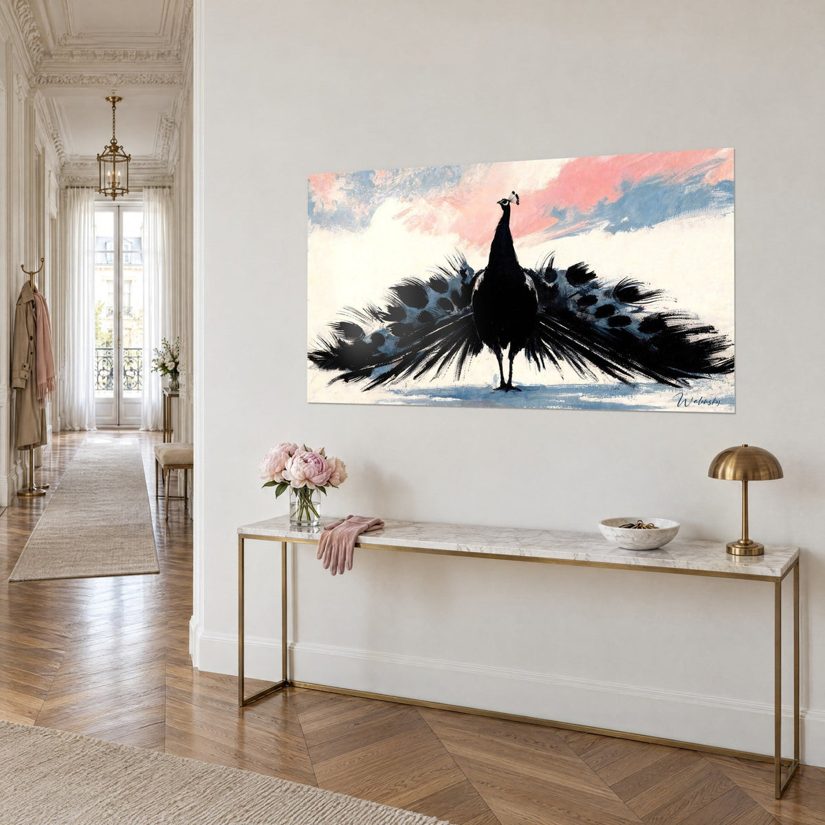 Quadro uccello dalle piume nere come inchiostro, ventaglio completamente aperto, nuvole corallo e blu acciaio, su una consolle dorata all'ingresso