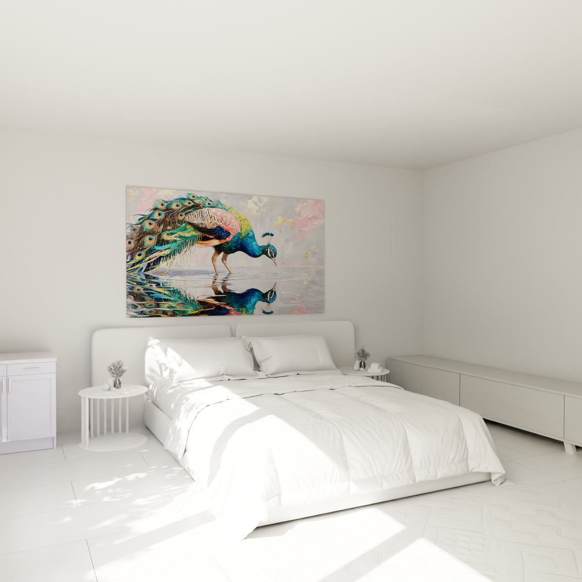 Paon aux couleurs bleu pétrole et rose poudré accroché au-dessus d'un lit dans une chambre claire
