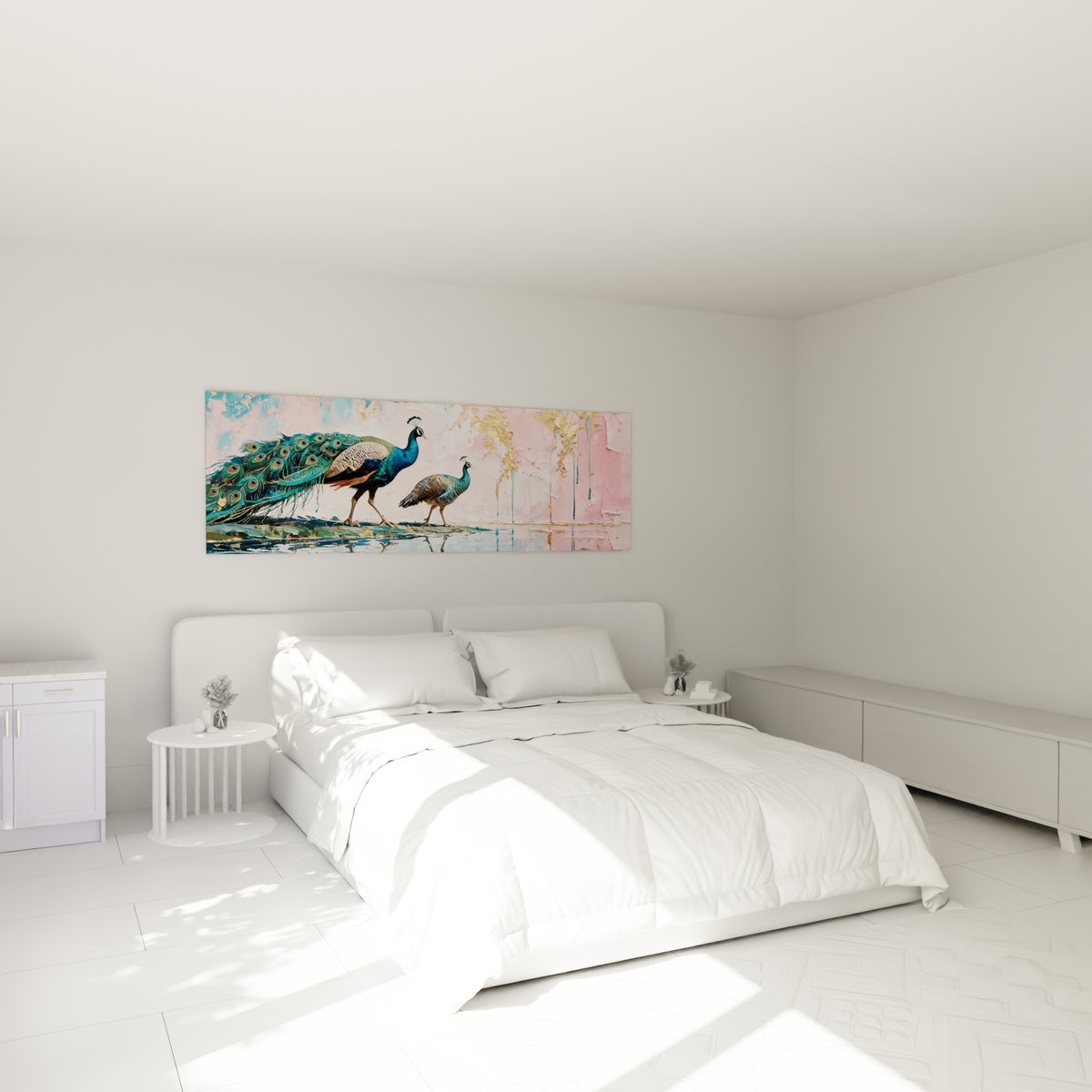 Paon aux plumes bleu paon et dorées, accompagné d'un jeune, au-dessus d'un lit dans une chambre claire