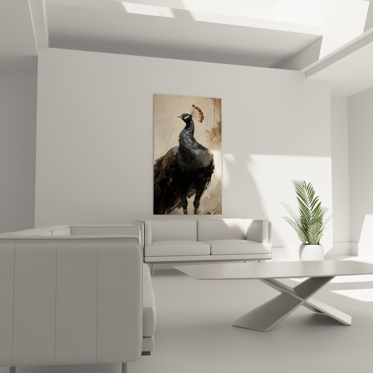 Plumage sombre du paon aux reflets bruns installé au-dessus d'un canapé dans un salon lumineux