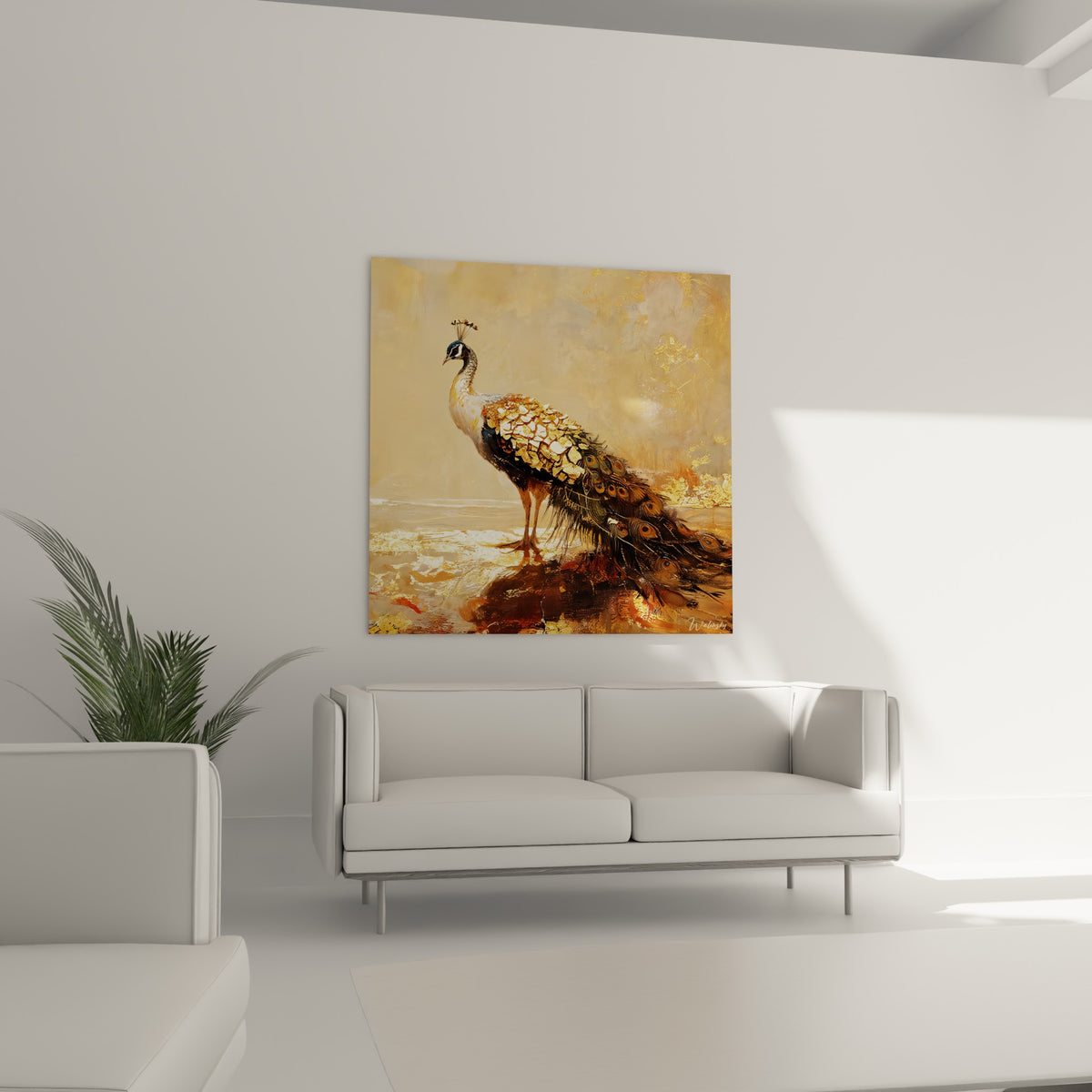 Plumage doré et ocelles anthracite du paon suspendus au-dessus d'un canapé dans un salon lumineux
