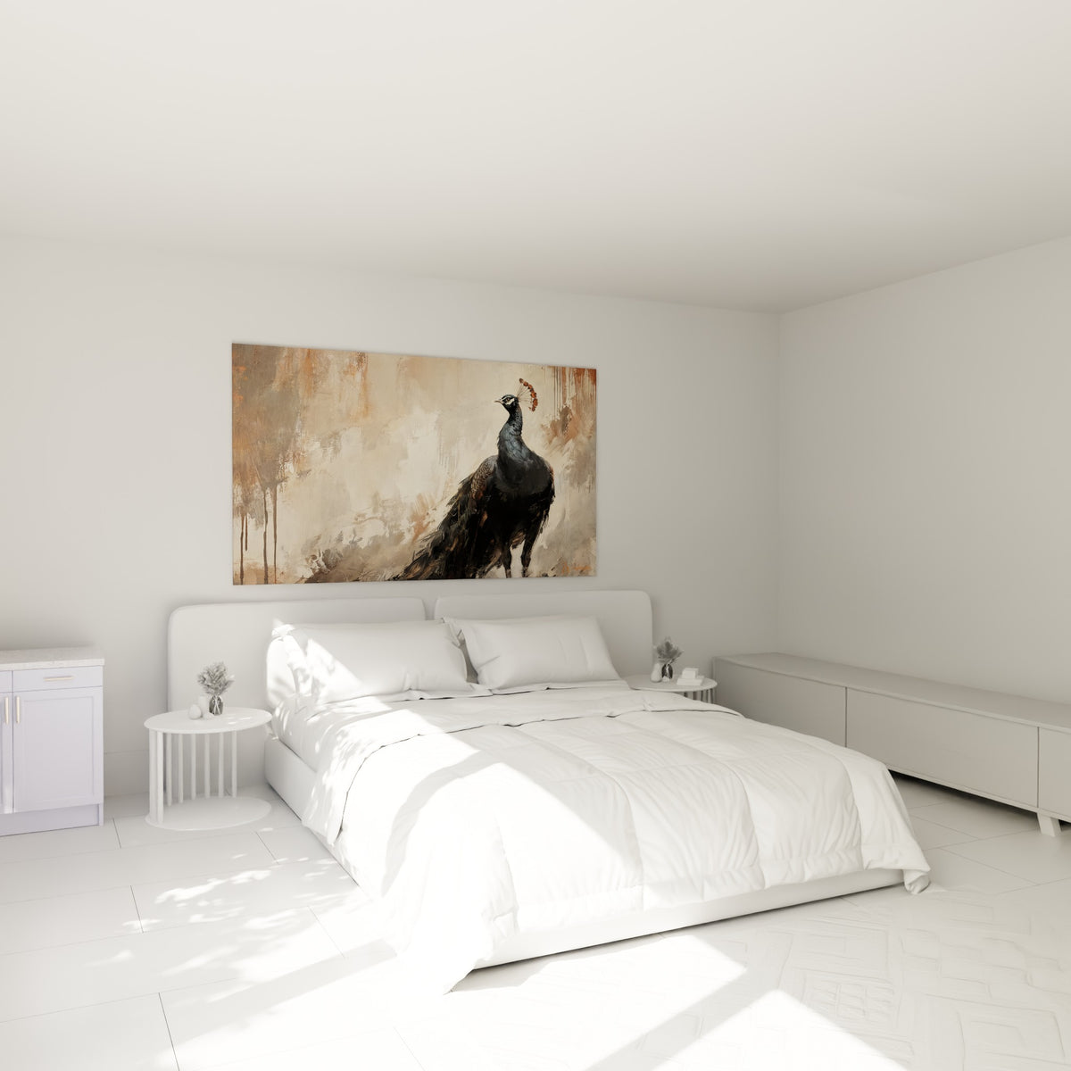 Paon noir au plumage sombre et crête terracotta, accroché au-dessus d'un lit dans une chambre claire