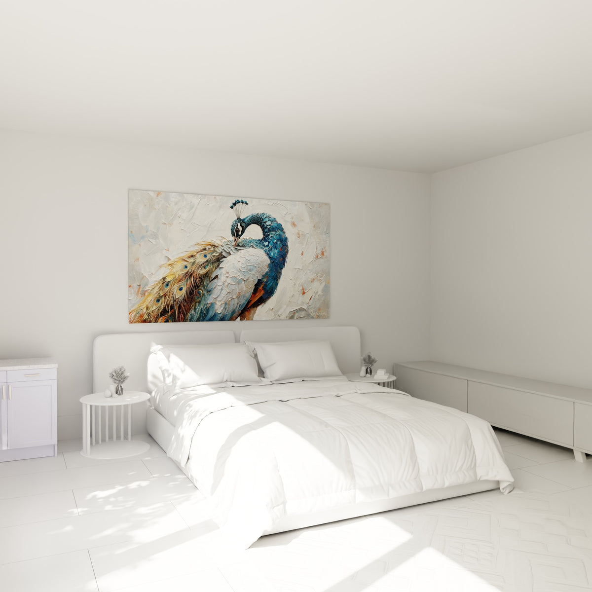Silhouette d'un paon bleu et blanc, plumes dorées déployées, au-dessus d'un lit dans une chambre claire