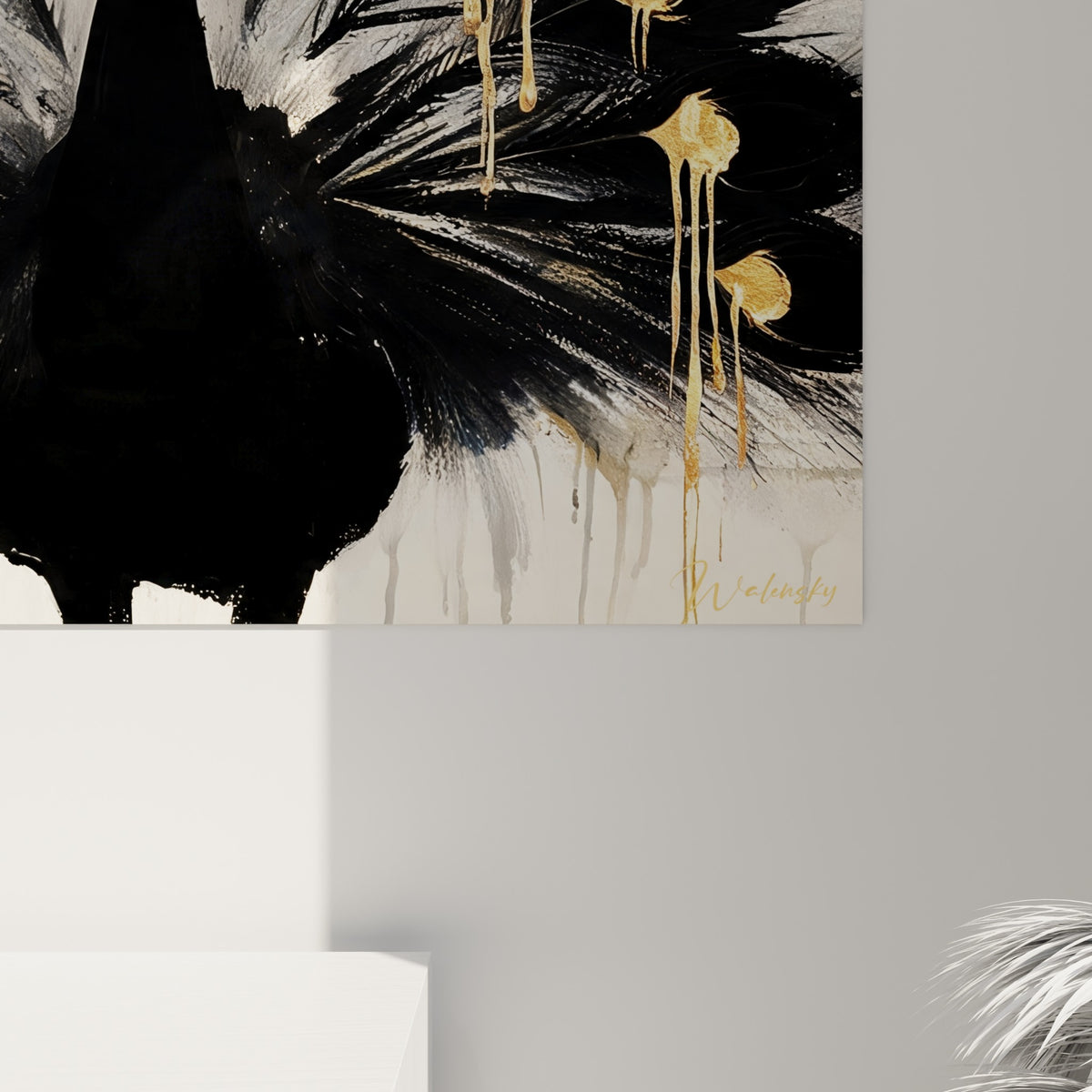 Grain de la toile révélant les empâtements noirs et le relief doré des coulures du paon