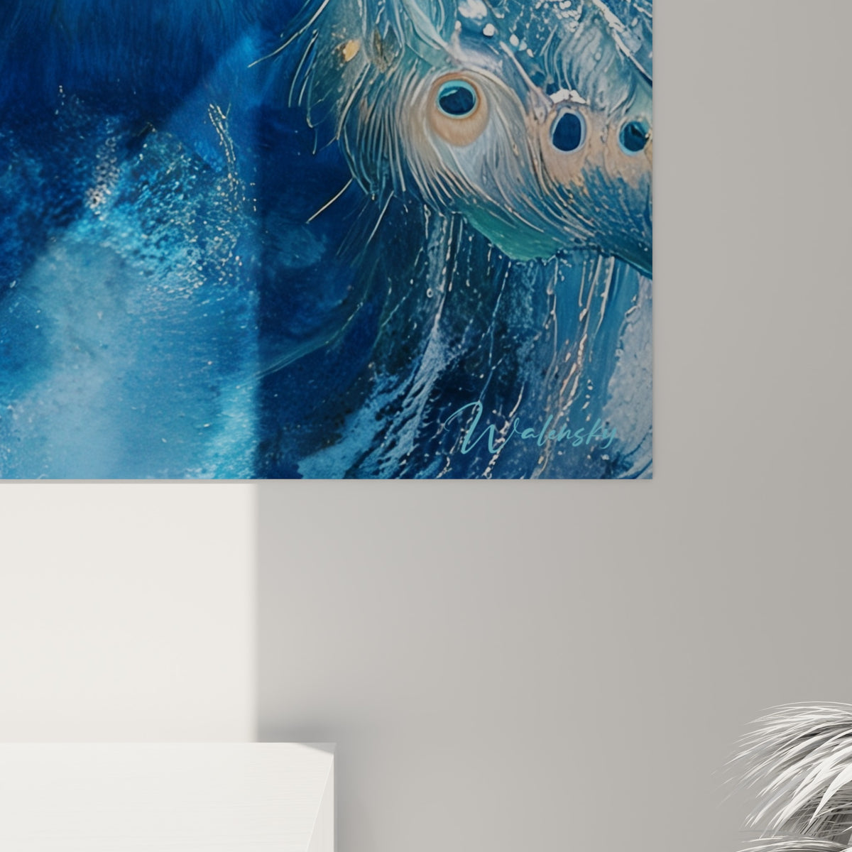 Empâtements bleu marine et touches dorées visibles sur la toile texturée du paon