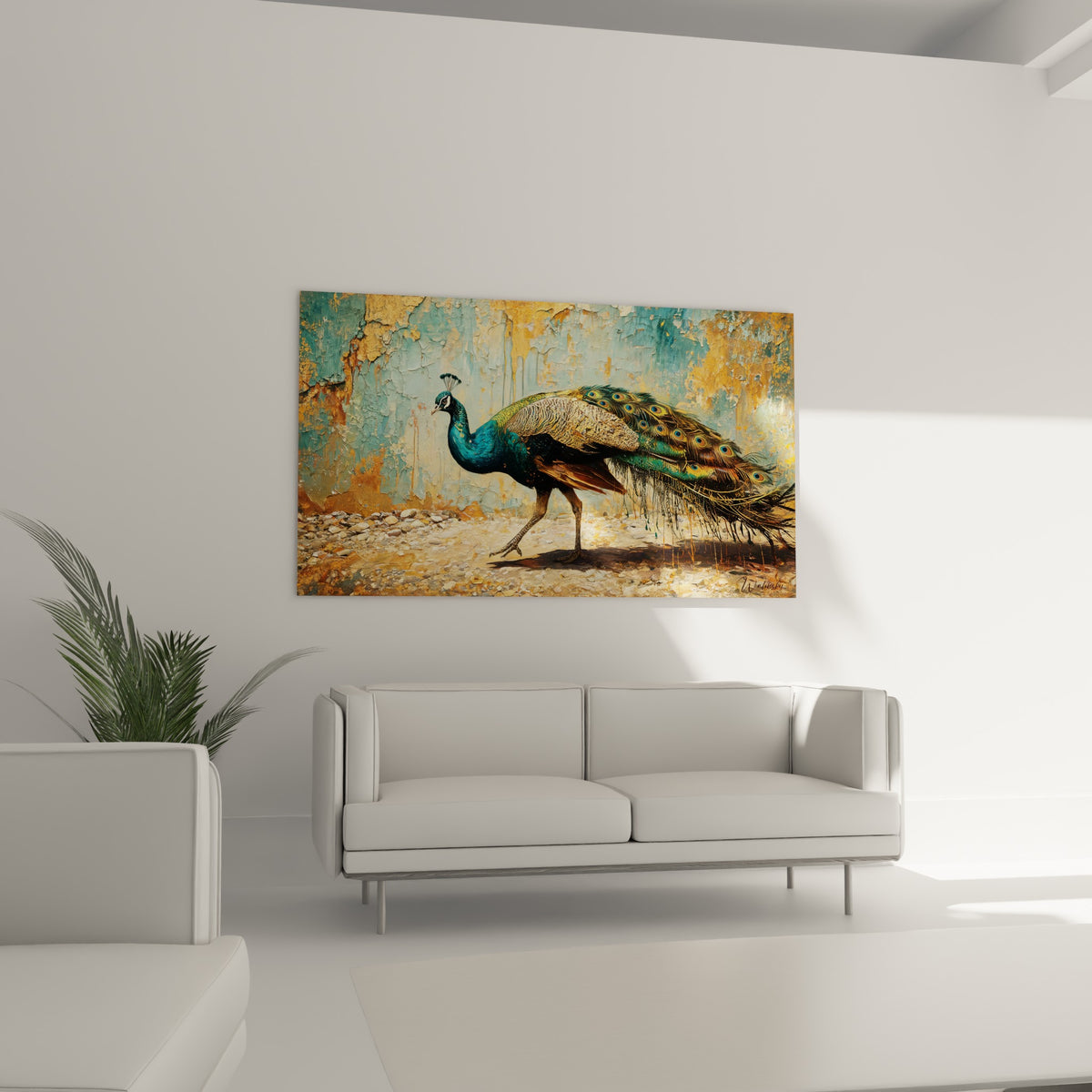Silhouette du paon bleu et cuivré en marche affichée au-dessus d'un canapé dans un salon lumineux