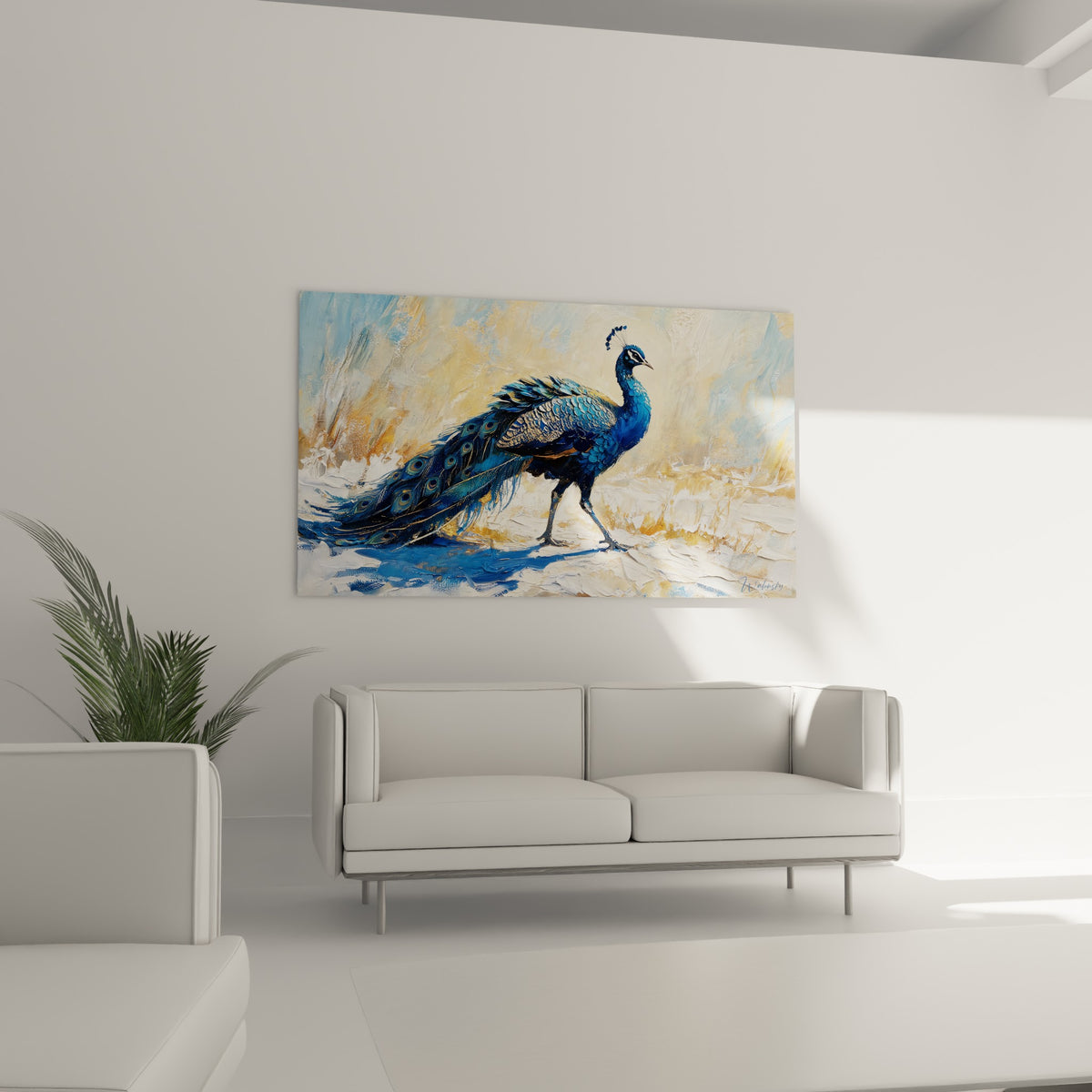 Paon élégant en bleu marine et ocre avançant sur fond enneigé, au-dessus d'un canapé dans un salon lumineux