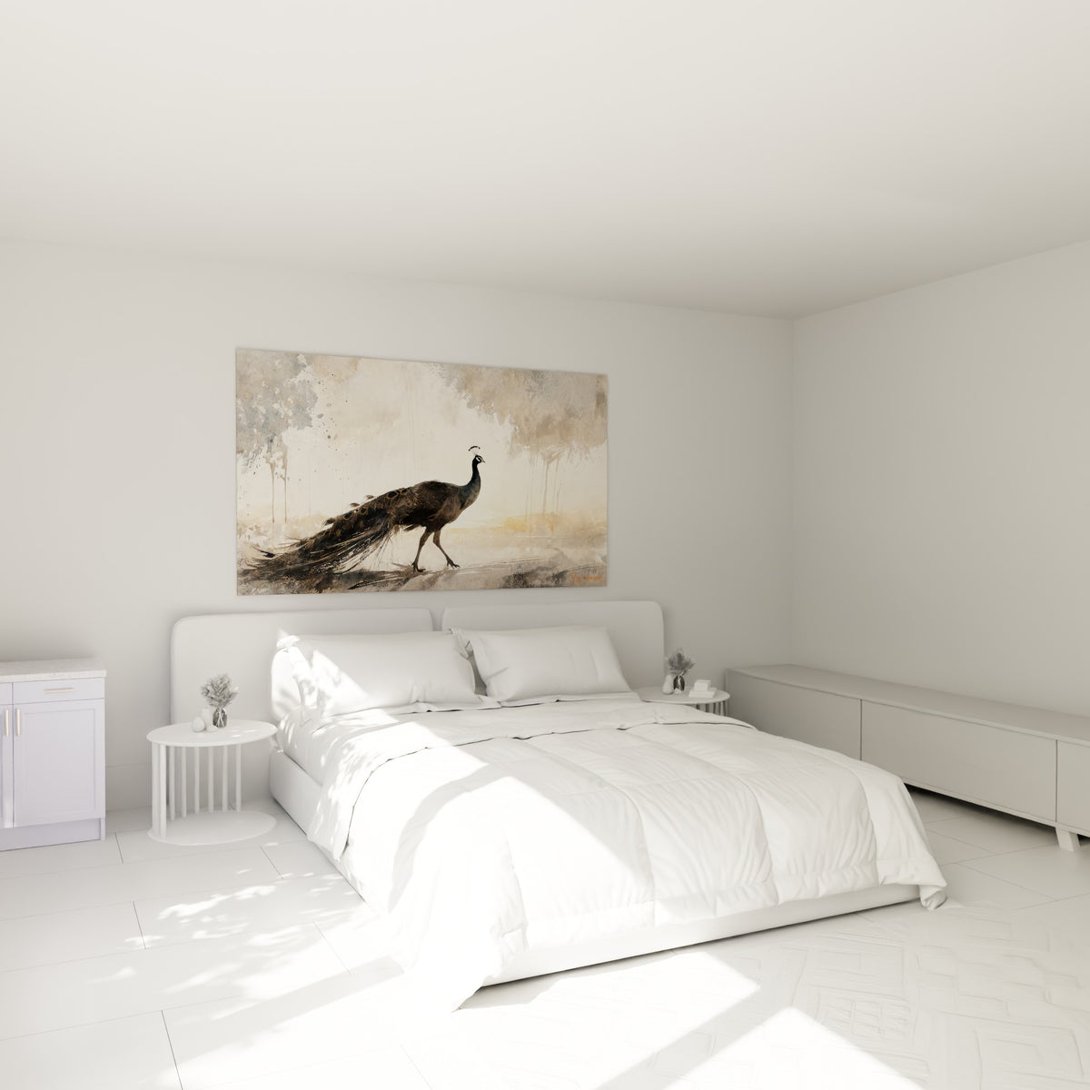 Silhouette de paon doré et gris accrochée au-dessus d'un lit dans une chambre claire