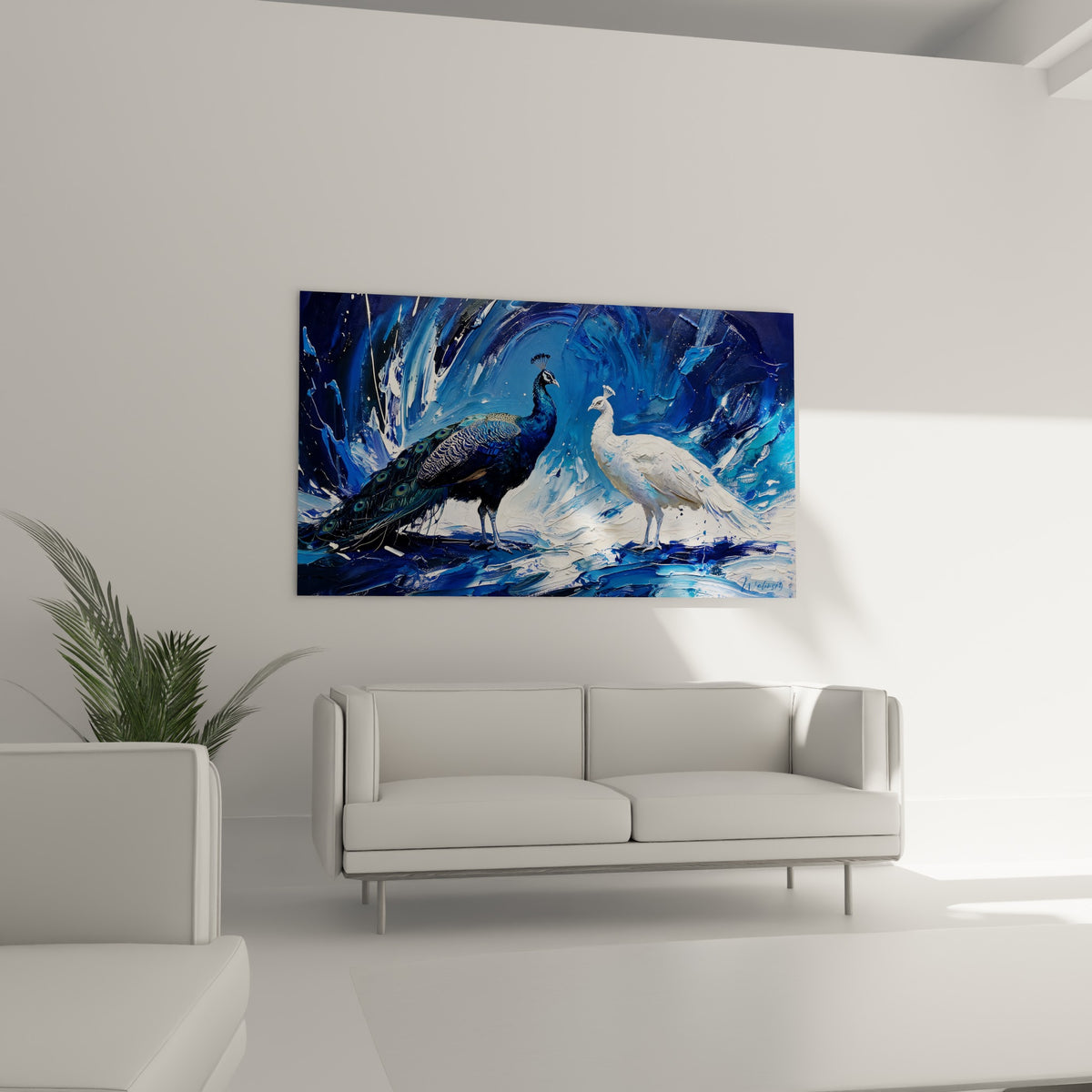 Silhouettes de paons bleu profond et blanc pur, traîne déployée, au-dessus d'un canapé dans un salon lumineux
