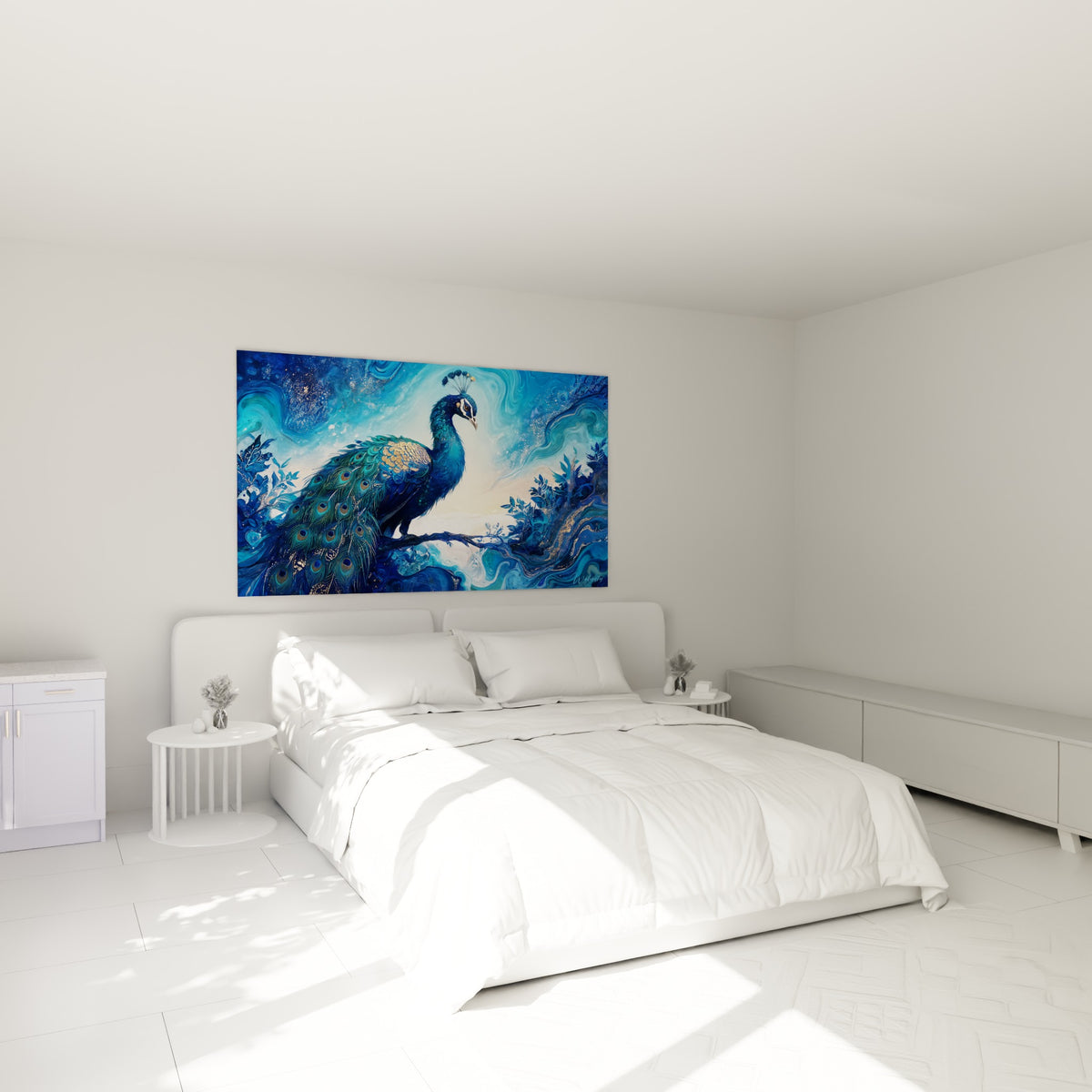 Plumage de paon bleu et doré accroché au-dessus d'un lit dans une chambre claire